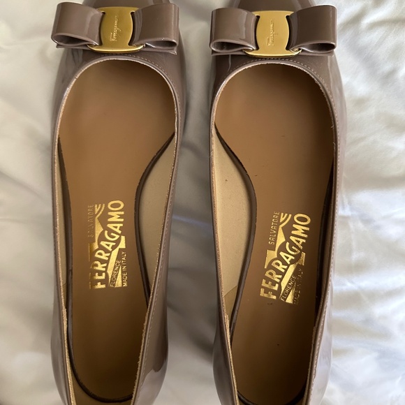Salvatore Ferragamo Vara Pump - Picture 1 of 5